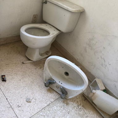 Se venden 2 juegos de lavabo y tasa sanitarias, con sifa y llave,  y herraje, de uso. Buen precio. - Img 125020711