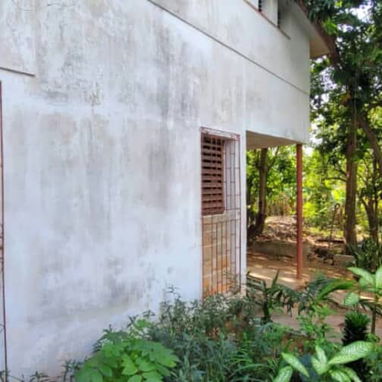 Llamar al 55432935 Casa en el reparto Siboney que necesita reparaciones.es serca del cimex Tiene paredes de mamposter - Img 125852384