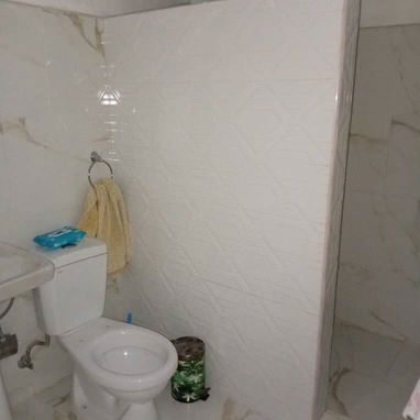 🏡 SE VENDE CASA INDEPENDENDIENTE JUNTO A UN AUTO MODERNO, excelente zona en SANTO SUÁREZ - Img 120929004