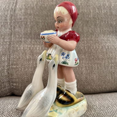 Porcelana . Lampara , tazas de café y revistero de caoba - Img 122958371