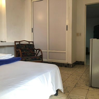 Se RENTA apartamento independiente en el VEDADO 300 usd renta lineal - Img 119418063