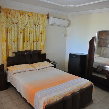 Se renta casa de 7 habitaciones con piscina en Guanabo a 6 cuadras de la playa.54026428 - Img 119892807