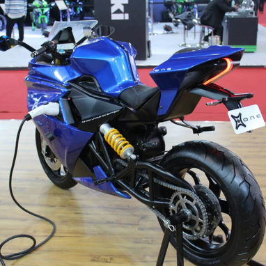Primer prototipo de motocicleta deportiva eléctrica expuesto en la Auto Expo 2018 de Nueva Delhi. La Emflux One tiene un - Img 124203779