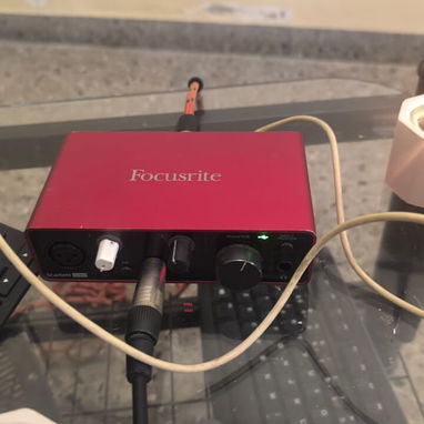 Guitarra Eléctrica 80 Focusrite 80 Bocinas con amplificador 20 Micrófono y Stand 40 - 2/5