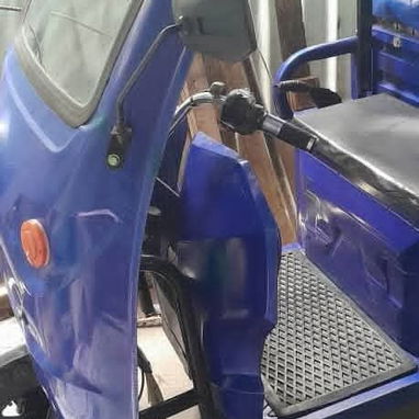 🚨 **SE VENDE TRICICLO CON CABINA** 🚨  🛺 En **buen estado** 🔋 Batería **TOPMAQ 35 amperes**  💰 **PRECIO: 4500**  📞 - 2/5