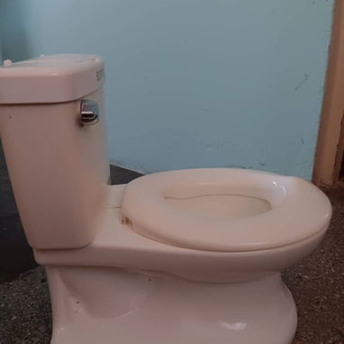 Vendo orinal de niño con forma de inodoro blanco, hace sonido de descarga simulado - 3/3