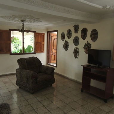 Alquiler de casa en la playa con piscina en Guanabo. Casa de renta en la playa a 8 cuadras del mar con piscina - Img 120967575
