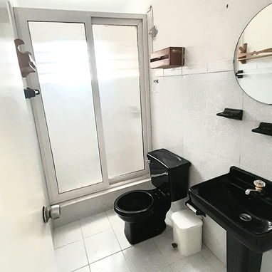 Renta en el Vedado 280 usd de 3 cuartos y 3 baños 23 y 26 (a una cuadra) - Img 118973776