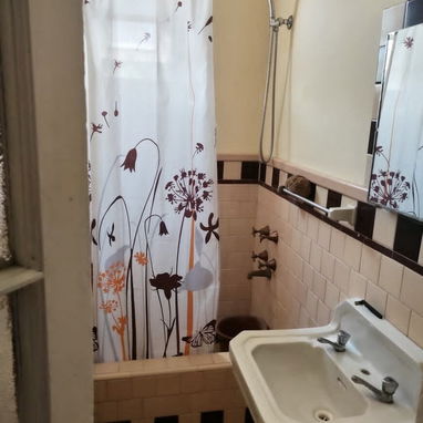 Venta de buen apto Vedado letras. 2/4. 1 ER piso - 6/7
