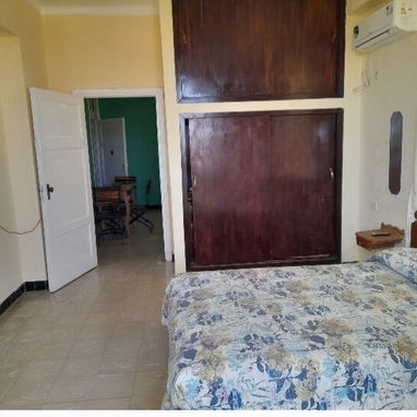300 USD .RENTO LINEAL APARTAMENTO EN EL VEDADO DE UNA HABITACION HAY GARAGE 52501177 - Img 124088566
