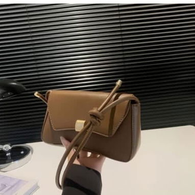 Variedad de carteras y bandoleras - Img 124889565
