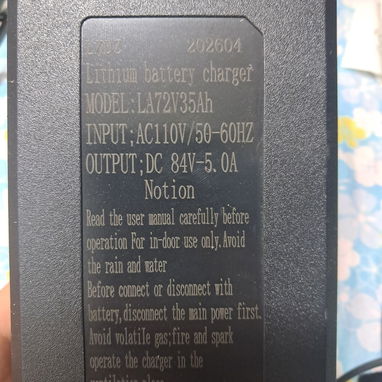 Cargador de 84 Volt y 5 Ah nuevo en caja - 3/3
