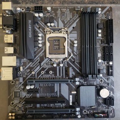 Motherboard GIGABYTE B360M D3H GSM 8va/9na Gen con su chapilla y CD de instalación de uso pero al 💯 en 80 USD - 7/9