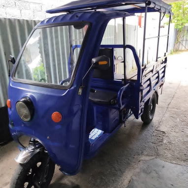 🚨 **SE VENDE TRICICLO CON CABINA** 🚨  🛺 En **buen estado** 🔋 Batería **TOPMAQ 35 amperes**  💰 **PRECIO: 4500**  📞 - 4/5