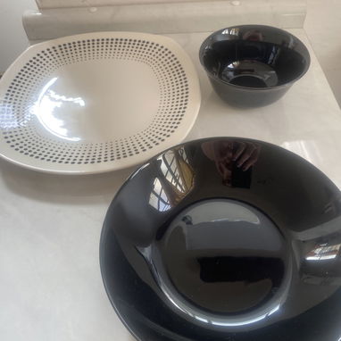 Vendo juego de platos negros para servir. Contactar con Isabela al 58264306. Más información por WhatsApp. - 5/6