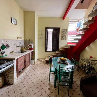 Oportunidad única en Playa, cerca del Tropicana!  Se vende casa en altos tipo dúplex, amplia y bien distribuida. - Img 117961207