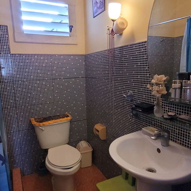 ‼️SE VENDE APTO 4/4 2DO PISO GARAJE EN EL CORAZÓN DEL VEDADO‼️ - 9/10