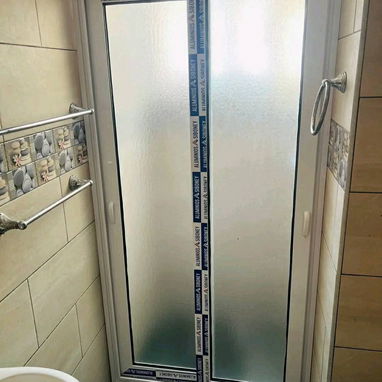 Marquetería de puertas y valcones de aluminio bajos de meseta. Mamparas de baños ect - Img 112310941