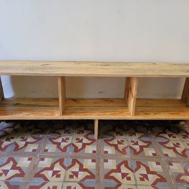 Mueble Bajo para TV Smart TV. Mueble bajo de pino macizo estilo moderno minimalista, ideal para Smart TV grandes de 50" - Img 115687056