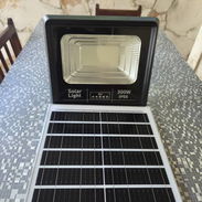 Lampara solar de 300w con su panel solar - Img 54922102