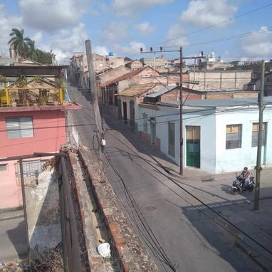 Casa independiente, puerta a calle en San Francisco y Gallo, centro de Santiago de Cuba - 8/9