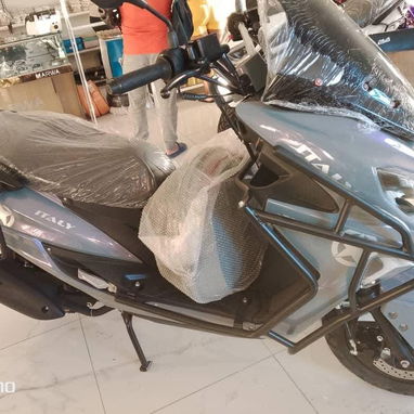 Moto Scooter Italy gris oscuro, directo a chapa, casco incluido – 2400 USD - 2/3