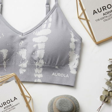 *Top* deportivo con estampado tipo *tie-dye* en tonos gris y blanco. Una pieza funcional con tirantes ajustables, diseña - 2/2