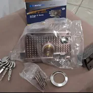 Yale Anticopia de Alta Seguridad con 6 llaves. Nuevo en su caja con todos los accesorios para el montaje - Img 55803856