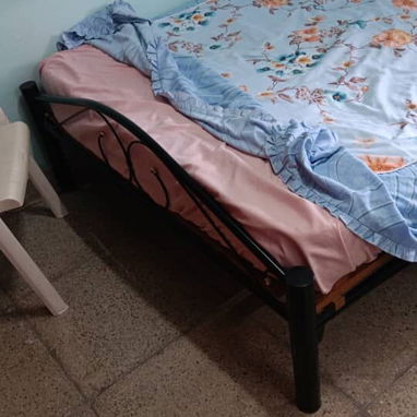 Vendo Cama camera de tubo con sus mesitas de noche - 2/3