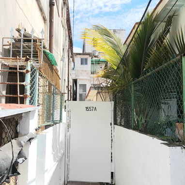 🚨300 usd Renta en el Vedado 2 cuartos climatizados un baño en cada cuarto y otro en la sala . 23 y 26 (a una cuadra) - Img 122282120