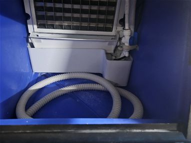 Se vende maquina de hacer hielo moderna con 2 tomas d alimentación de agua muy práctica - Img 67724563