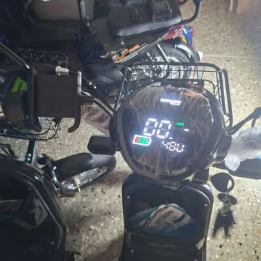 `🛵 𝐏𝐀𝐓𝐈𝐍𝐄𝐓𝐀 VELOCE PLUS 🛵`  ⚙️ESPECIFICACIONES • 600w - 48v - 25 ah • ⁠batería de LITIO 🔋 • ⁠autonomía de 60 - 2/4