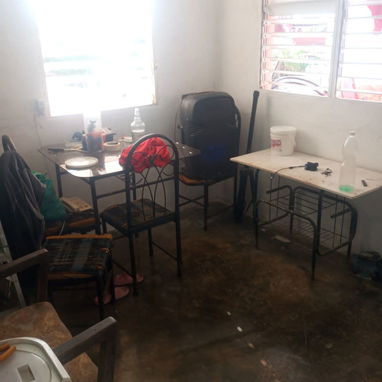 Casa en alto ubicada en Santa Fe Playa   Consta de:   ✌️ cuartos, sala comedor, cocina , baño 🚽, balcón alante - 4/5
