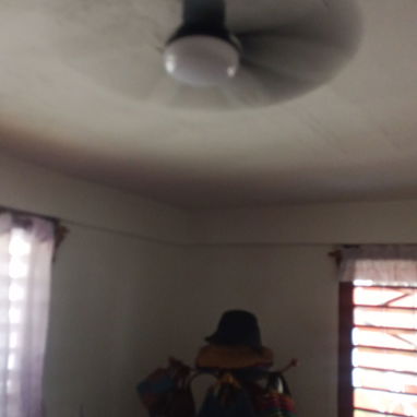 Ventilador de techo con lámpara incorporada de varias luces y varía la intensidad de las luces,tiene 3 velocidades. - 2/2