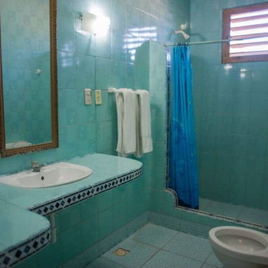 🌴🌊 Casa de Renta con piscina en la playa con respaldo energético con 7 habitaciones (Guanabo, Habana) / Alquiler / - 10/10
