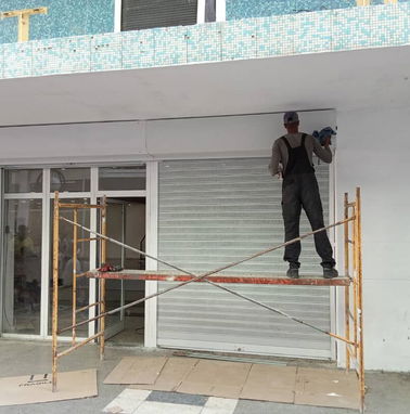 Instalación y fabricación de puertas de garaje y protección de negocios - Img 97548051