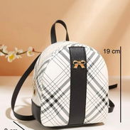 Cartera de mujer mochila pequeña - Img 55392863