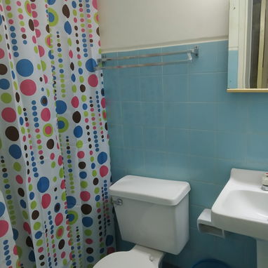 Alquilo apto grande, primer piso, un cuarto, agua caliente, wifi, edificio con elevador - Img 119471645