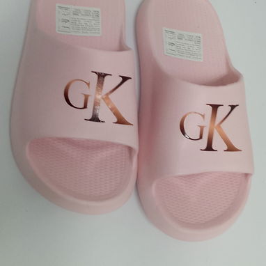 Pantalón de mezclilla y chancletas de niña - 3/5