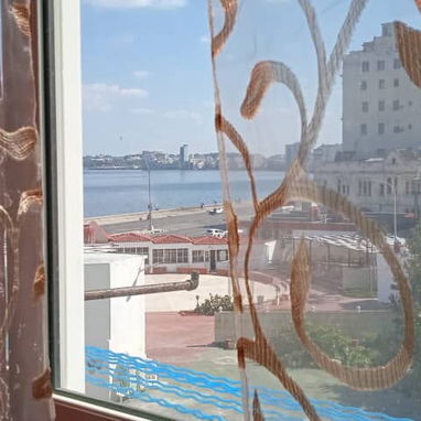 Se alquila apartamento(renta lineal) con vistas al malecón y excelente ubicación. - Img 120240986