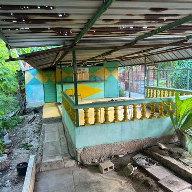🏡*SE VENDE CASA EN MARIANAO – LÍMITE CON PLAYA 140 y 29*   💰PRECIO: 26,000 USD  Casa con excelente distribución: • Por - 4/4