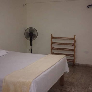 Alquiler de casa con piscina en Guanabo a 4 cuadras de la playa. Renta de casa con piscina para 6 personas en Guanabo (E - 2/10