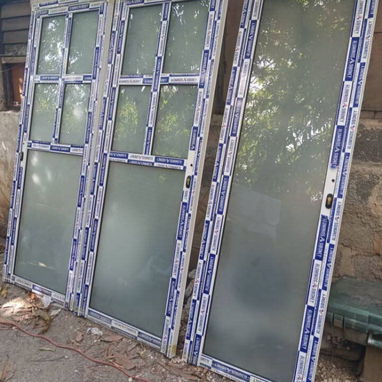 Marqueteria de aluminio. Realizamos puertas y ventanas a la medida que usted desee.Incluimos la mensajeria y el montaje - 5/8