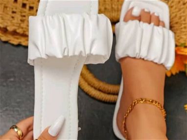 Sandalias blancas número 36 y tacones altos dorados cocalecas número 37. Precios en las fotos - Img 65111830