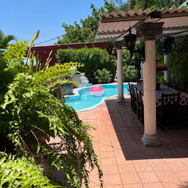 Propiedad independiente de 3 niveles en Nuevo Vedado con piscina - Img 126269475