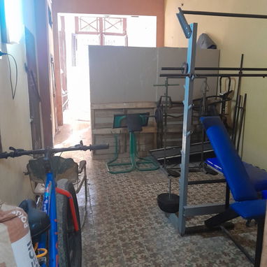Se vende mini gimnasio(banco de press, + 300lb en pesos, predicador, banco de abdominales, caminadora, polea y más - Img 122046527