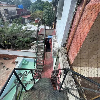 🏡 Casa en venta – Marianao 3 pisos, céntrica y con terraza - Img 115853912