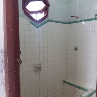 Vendo casa indep en Guanabacoa cerca d la iglesia. Año 57. Placa libre. Casa enrejada completa - Img 117904681