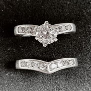 Elegante y hermoso juego de anillos de compromiso - Img 58393504