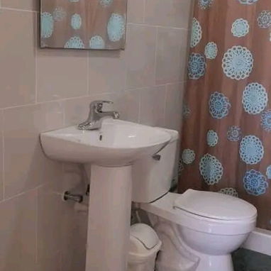 🏊🏻♀️ Casa de Renta en Guanabo con piscina. A 1 cuadra de la playa solamente. Tiene 3 habitaciones para 10 personas - Img 116172544